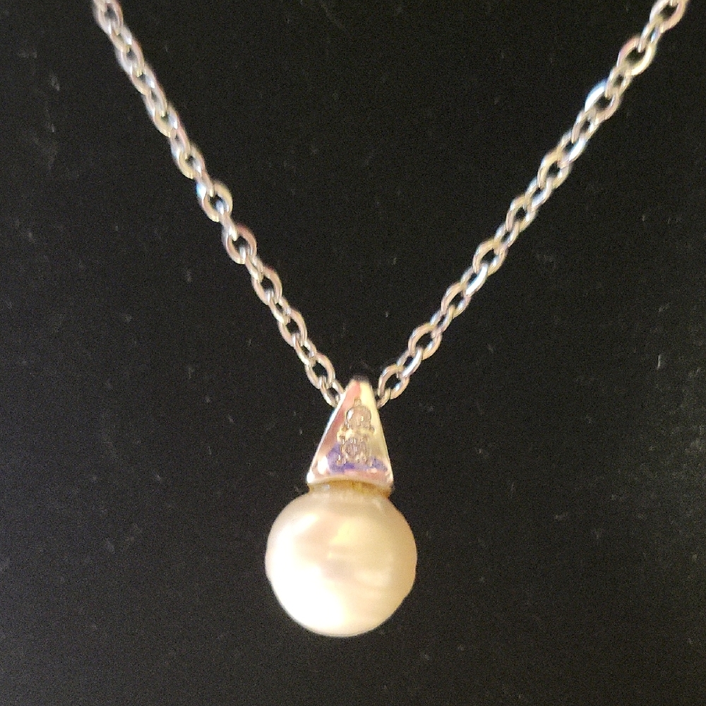 925 Stamped Freshwater Pearl Pendant Necklace With Accent Stones & 24in Chain